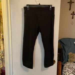Athleta like new Capri leggings size medium cute angled cut at end of legging